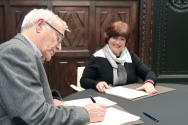 L'alcalde de València, Joan Ribó, junt amb la presidenta de l'Acadèmia Valenciana de la Llengua, Verònica Cantó, signa el conveni marc entre l'Ajuntament de València i l'Acadèmia Valenciana de la Llengua per a la col·laboració en actuacions destinades a la promoció del valencià.