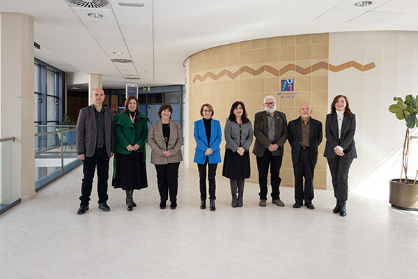 Firma del conveni amb la Universitat Jaume I de Castelló. Presidenta de l'AVL, Verònica Cantó i rectora de l'UJI
